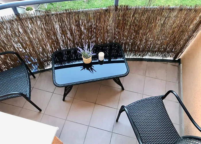 アパート V Centre Ziliny S Parkovanim ジリナ