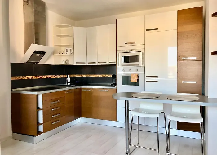 アパート V Centre Ziliny S Parkovanim ジリナ