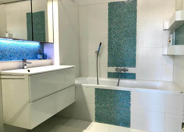 V Centre Ziliny S Parkovanim アパート ジリナ